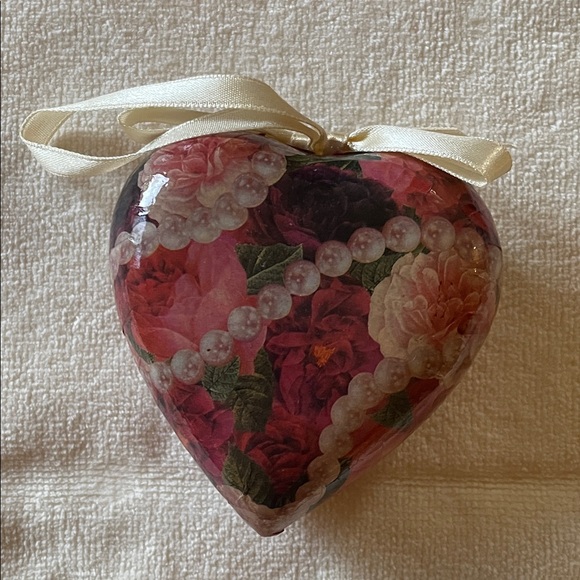 Vintage set of 11 Victorian Hearts and Spheres - Picture 6 of 15